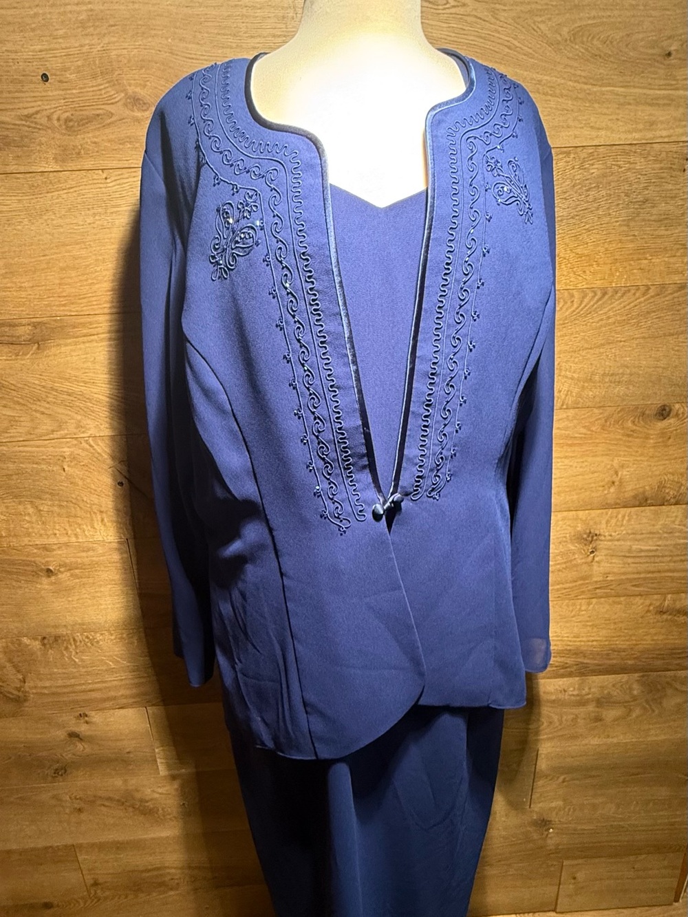 R&M Richards by Karen Kwong blue dress with embroidered details and tie neck. Si